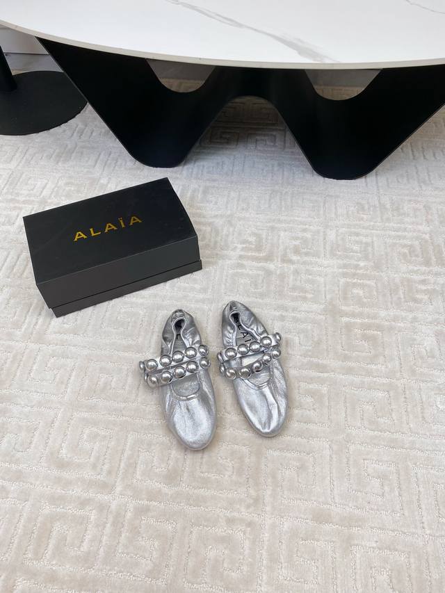 出厂 Alaia｜阿莱亚经典复古珠珠玛丽珍鞋 满满的少女风 既摩登又复古的味道 非常的简约大气 不管是半身裙 连衣裙还是牛仔裤 它都能成为点睛之笔！ Go 材质
